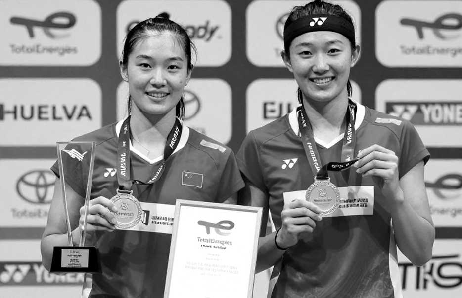Tấm huy chương vàng cầu mây ASIAD và bản hợp đồng 48 tháng không ai ký